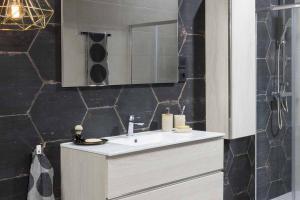 Espejo de baño Baho GO gris 100x70 cm con trasera de madera 