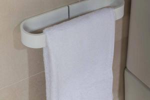 Toallero en aro adhesivo para baño Baho LOOPS blanco mate 25 cm 